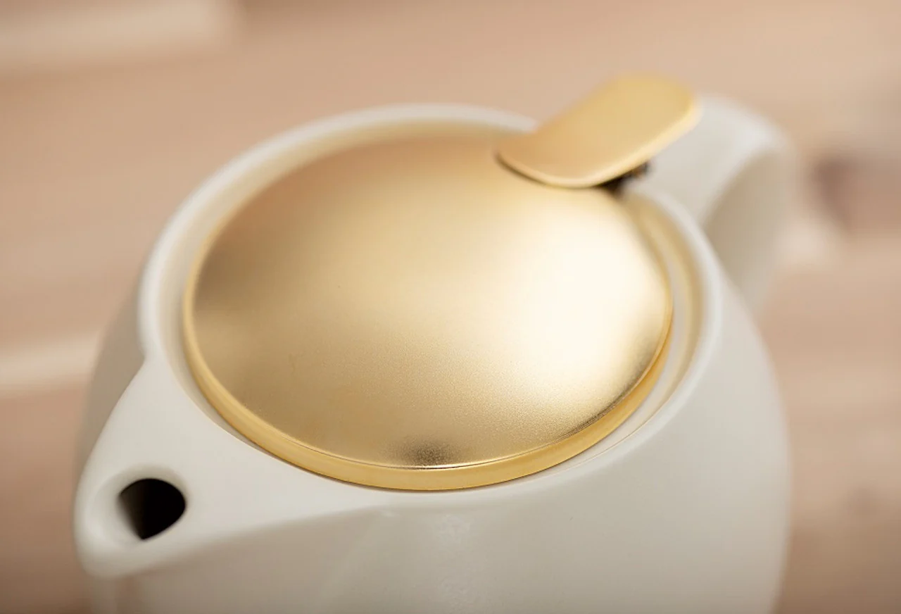 450ml Silky Ivory Universal Teapot with Gold Lid - Image 2